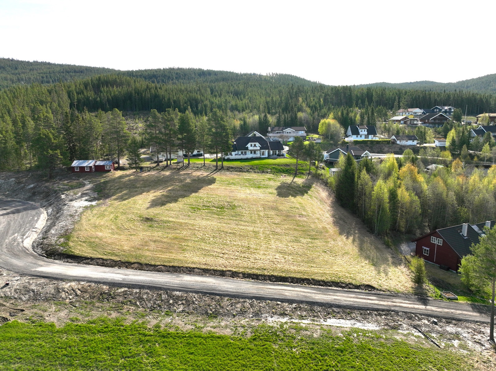 Bilder inn mot tomta og feltet. Galleribilde