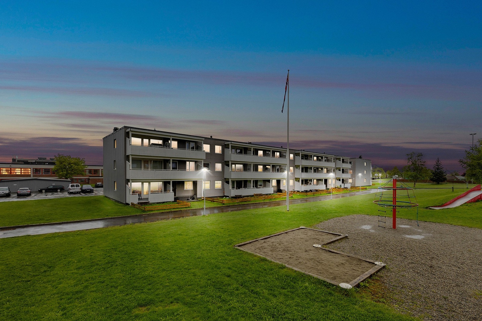 Gangavstand til bl.a. butikk, apotek, godt utstyrt treningssenter, idrettsanlegg og lekeplass. Galleribilde