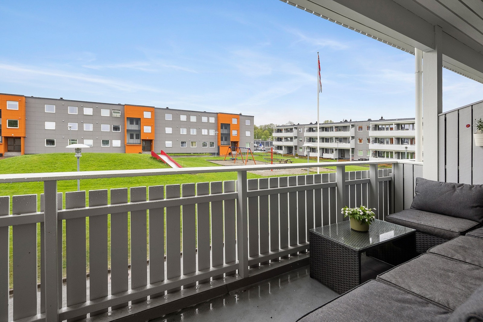 På sommeren har man sol fra ca. kl 13-22 - her er det god plass til sittegruppe og en elektrisk grill Galleribilde