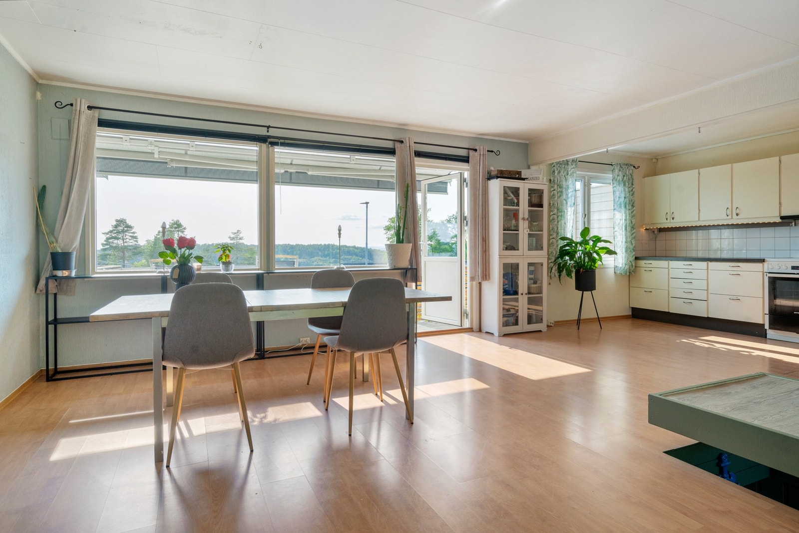 Fra kjøkkendelen er det utgang til solrik og vestvendt balkong på 18 m2. Galleribilde