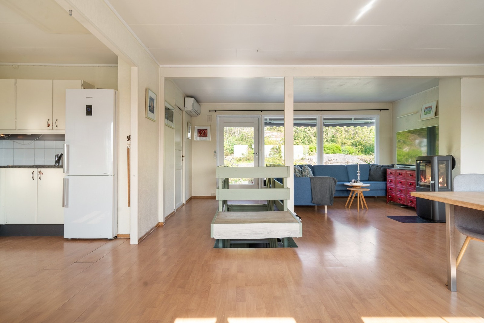 Stor sosial sone med plass til sofagruppe og spisebord. Galleribilde