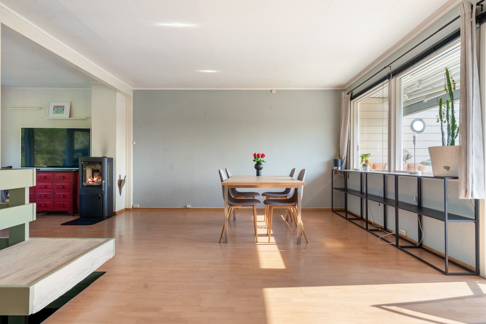 Store vindusflater slipper inn rikelig med naturlig lys. Galleribilde