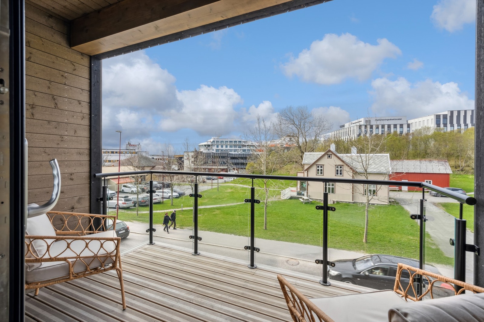 Lun og trivelig overbygd balkong hvor du kan sitte å nyte lange sommerkvelder Galleribilde