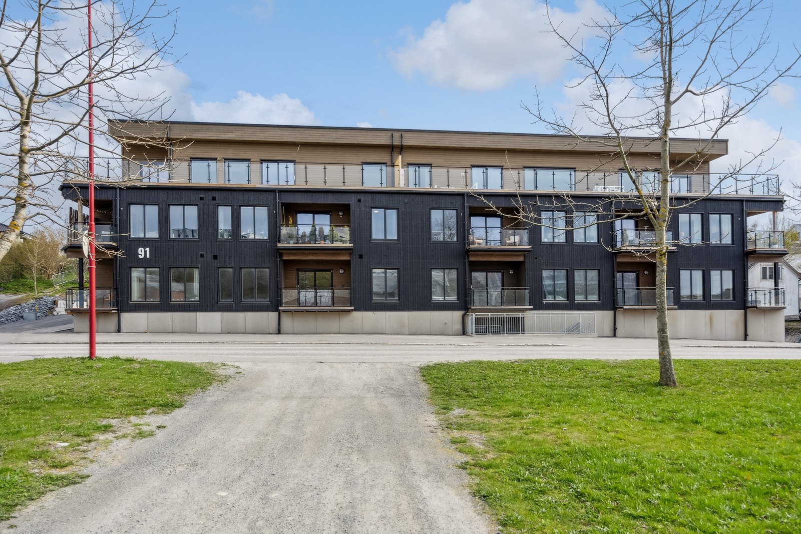 Det er fellesparkeringsanlegg i byggets kjelleretasje. Her disponerer hver enhet sin egen utstyrsbod også. Galleribilde