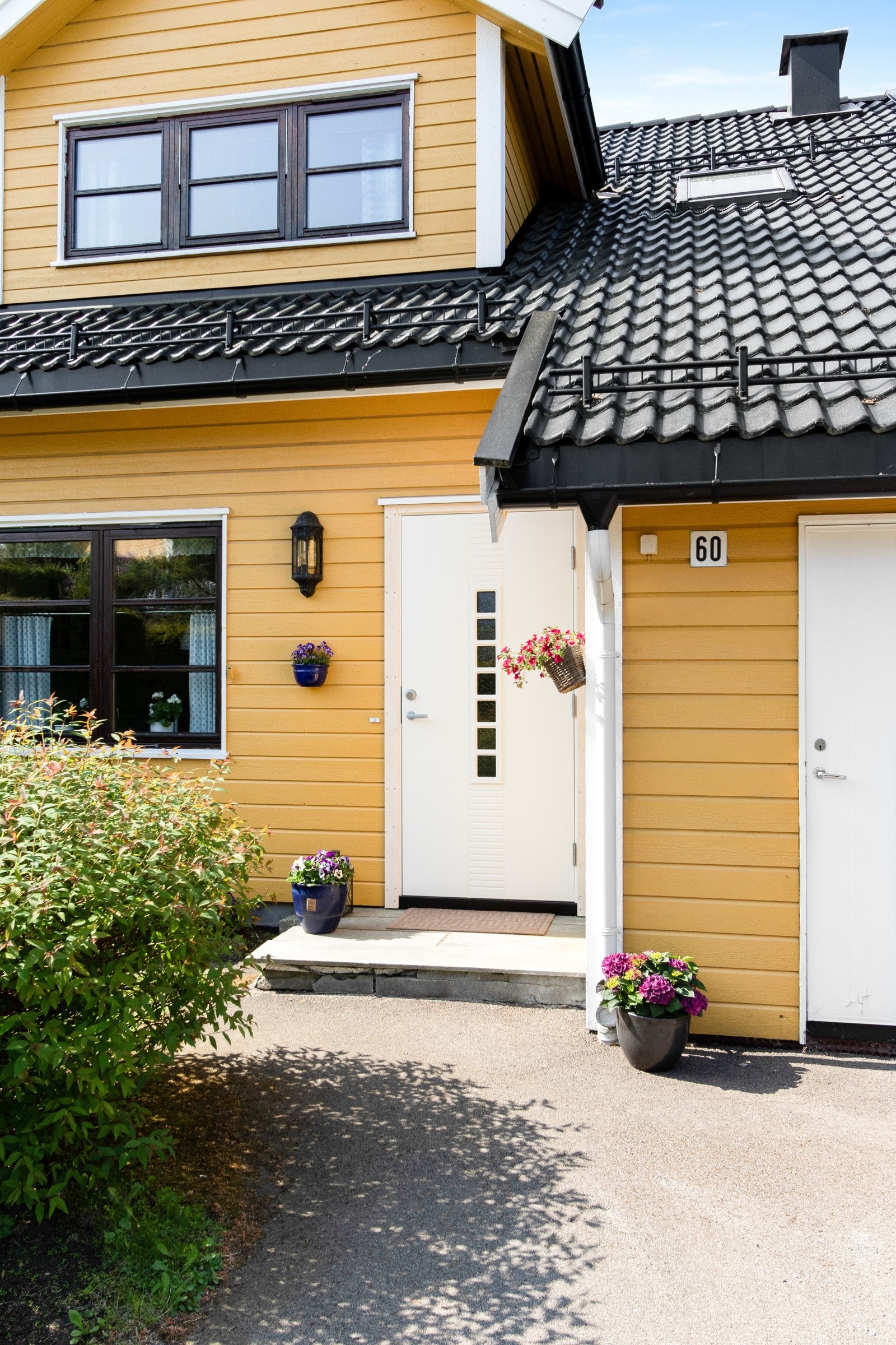 Dette er et romslig rekkehus beliggende i et svært populært område Galleribilde