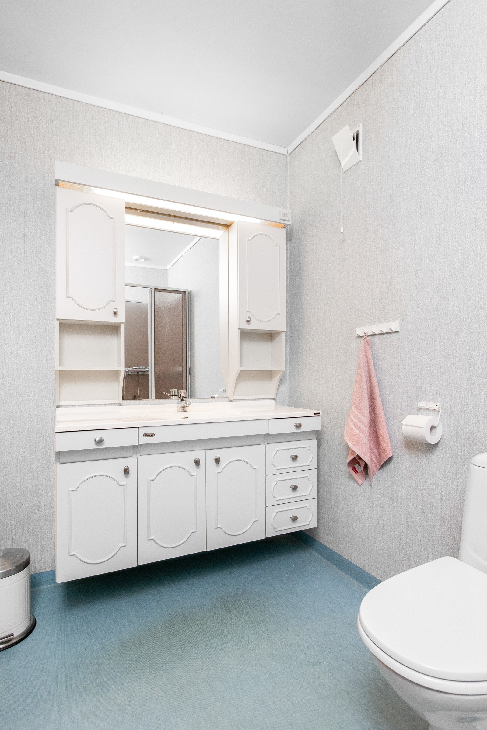 Badet har Eswa varme og fikk nytt toalett i 2022 Galleribilde