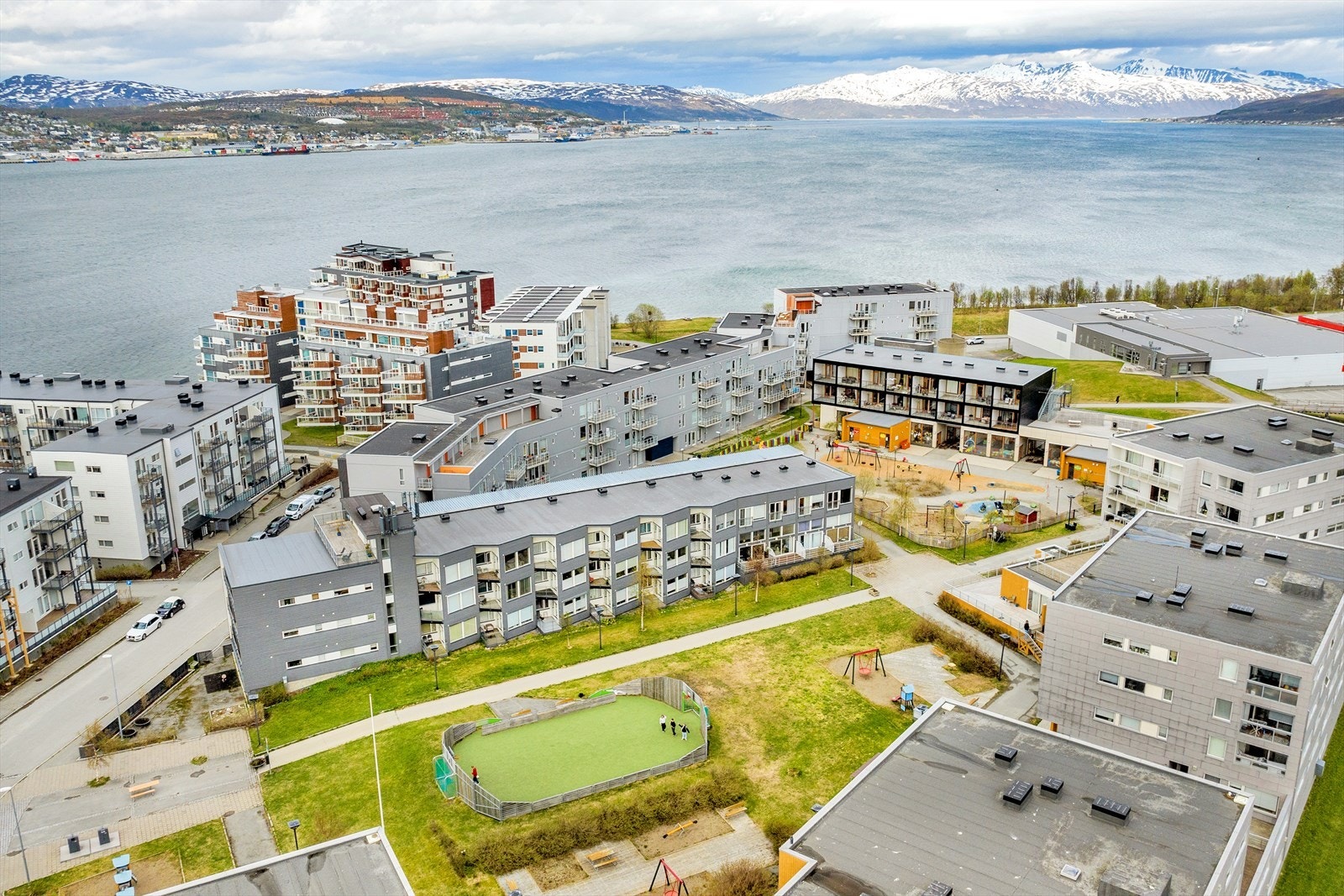 I umiddelbar nærhet finner man stier, benker, sjø, brygge, barnehage, butikker, treningssenter, busstopp m, m. Galleribilde