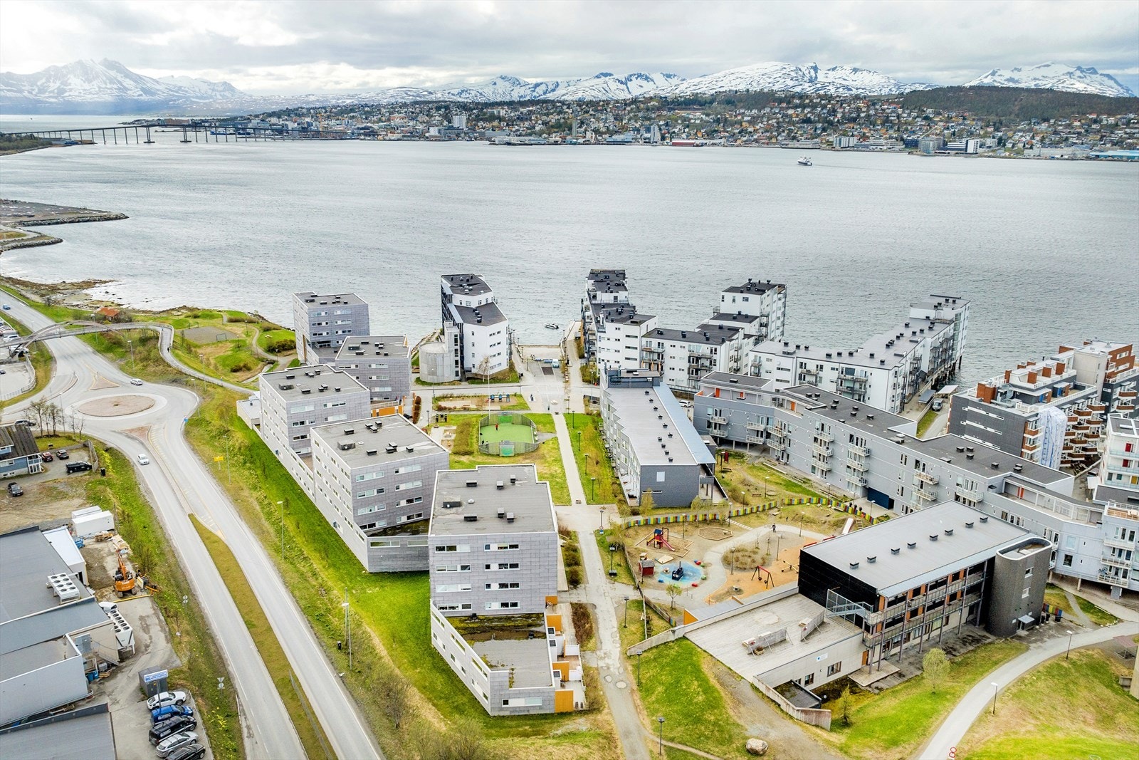 Relativt kort veg til Tromsøbrua, og til UNN/UiT gjennom tunnelinnslaget som ligger like ved Galleribilde
