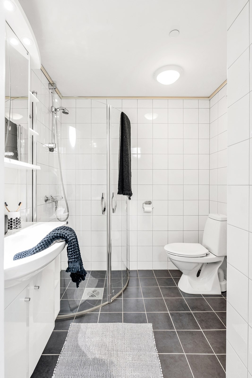 Komplett flislagt bad med gulvvarme og dusjhjørne Galleribilde