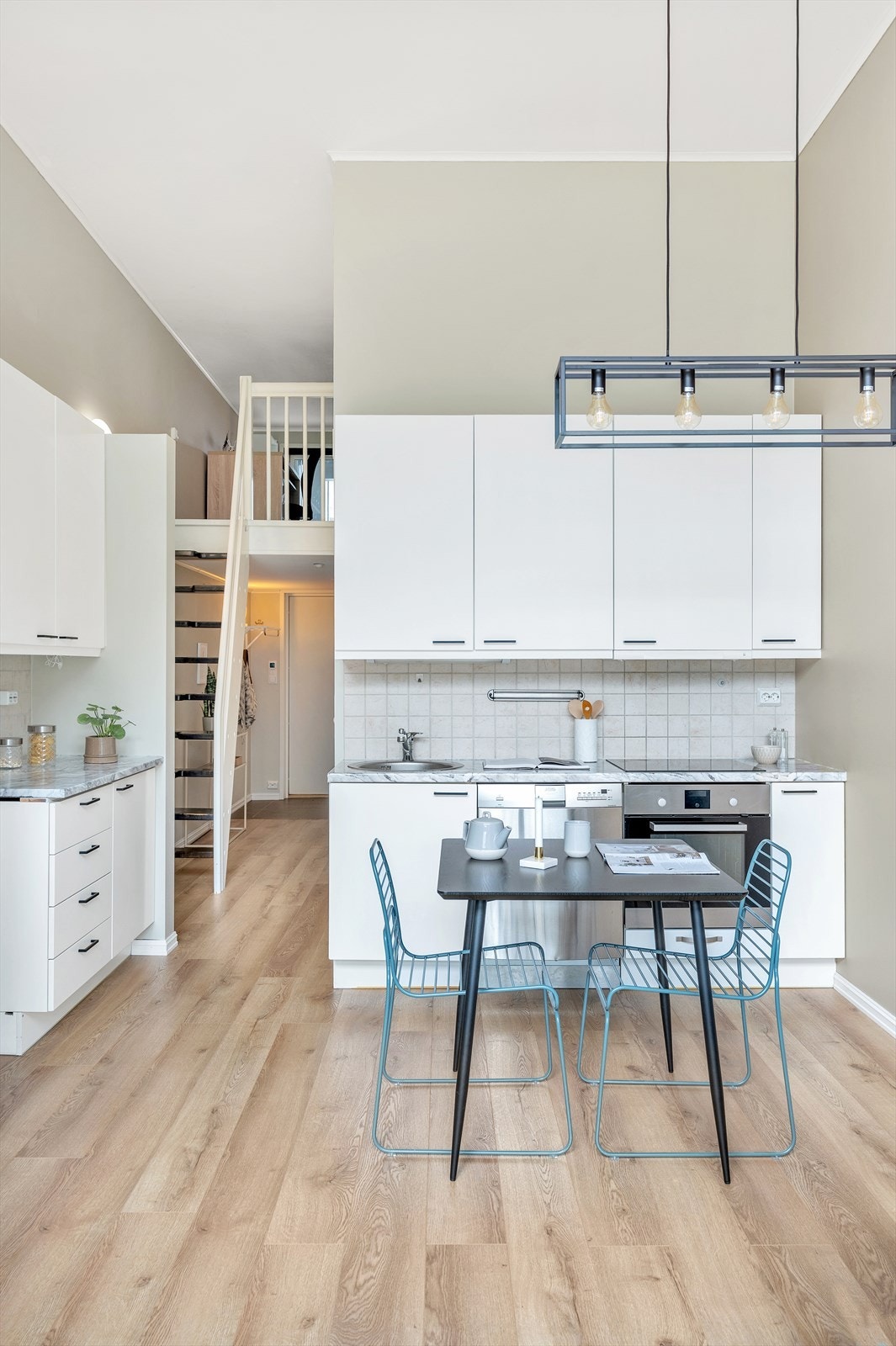 Tidløst og fint kjøkken med integrert komfyr og koketopp, og opplegg for oppvaskmaskin. Galleribilde