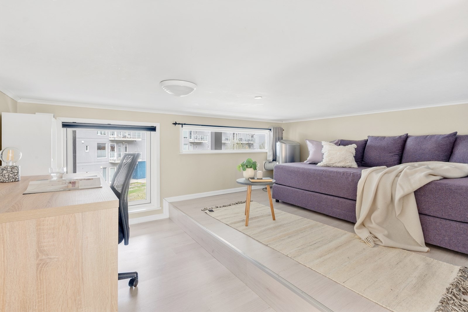 På hemsen finner man et smart og fint området (ikke målbart pga takhøyde), som idag har vært benyttet som kontor og gjesterom Galleribilde