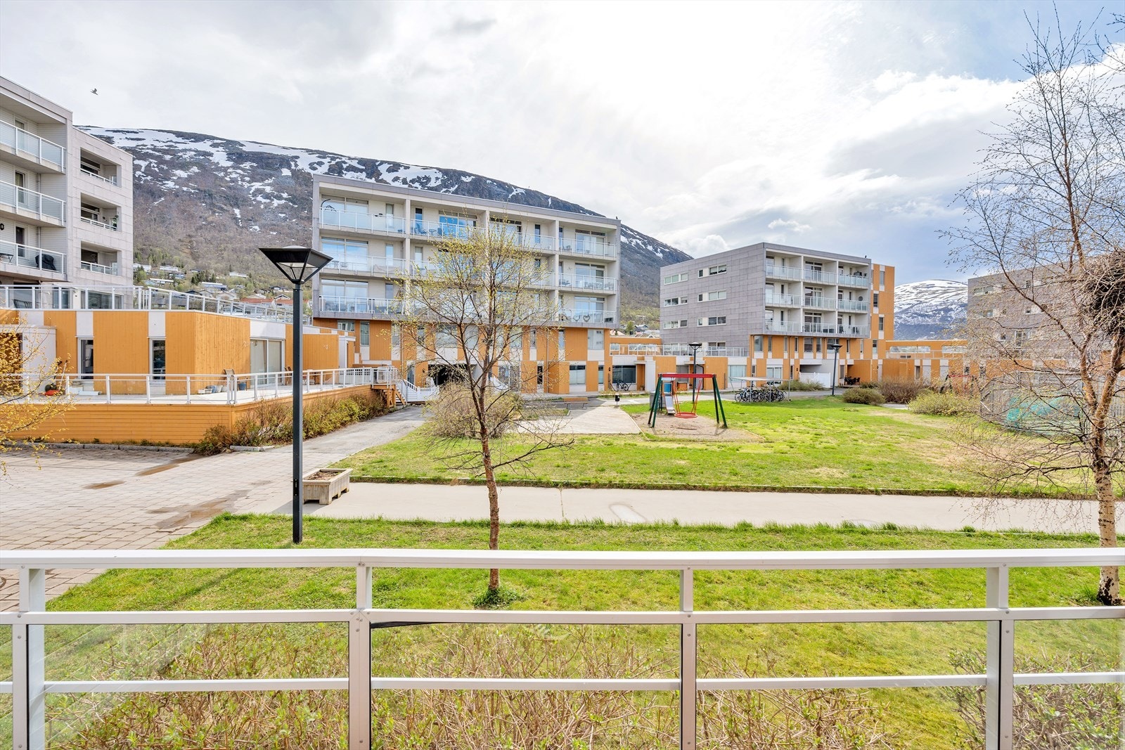 Balkongen ligger i over bakkeplan og har utsikt over området Galleribilde