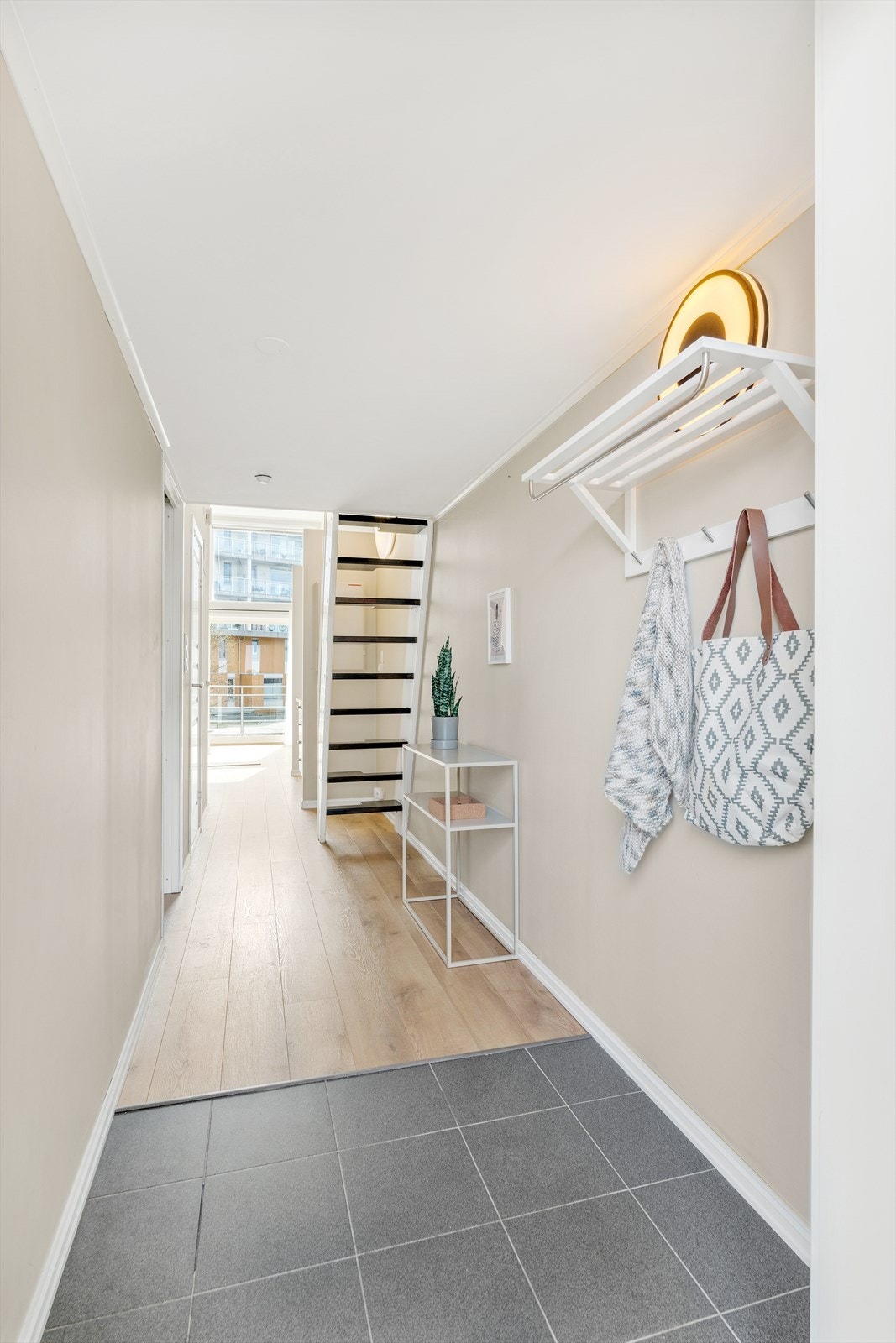 Velkommen inn. I entre har man flislagt gulv med varme Galleribilde