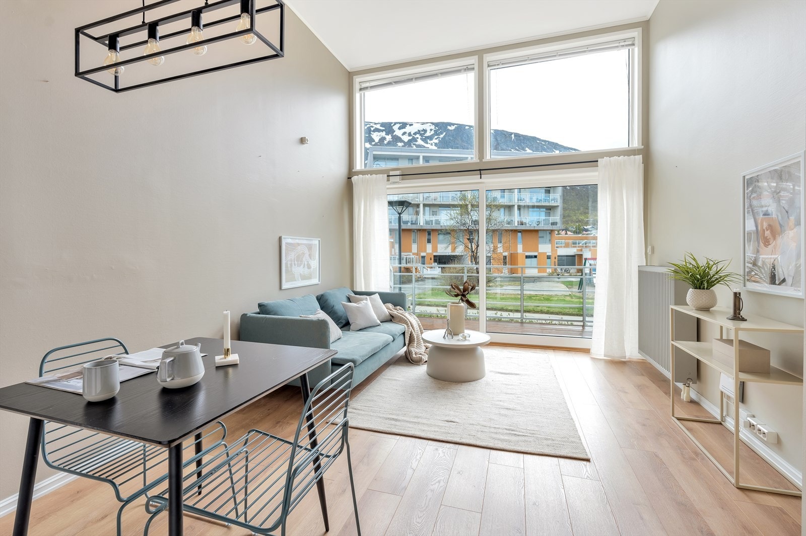 Plass til både sitte-, og spisegruppe Galleribilde