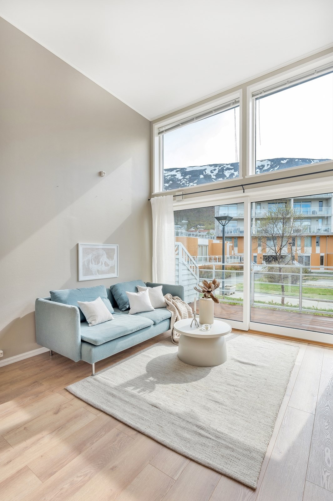 Nyere gulv (2022) og vegger malt i flotte farger Galleribilde