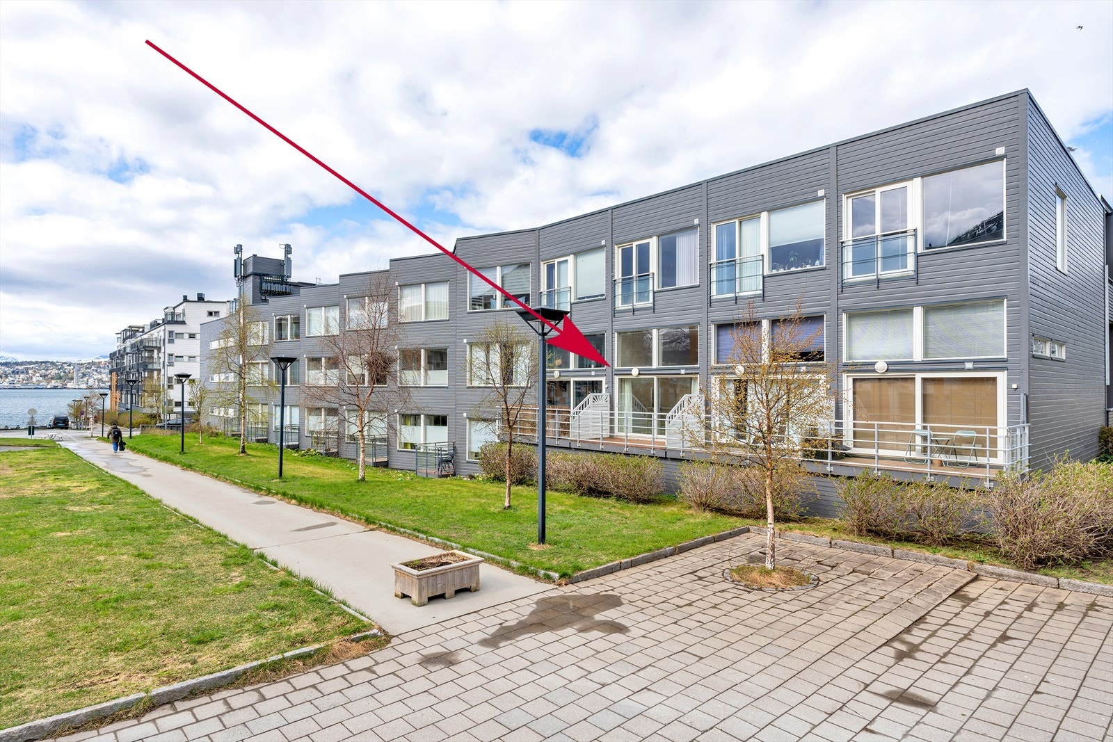 Leiligheten ligger høyt i første etasje i bygg med 2 etasjer. Galleribilde