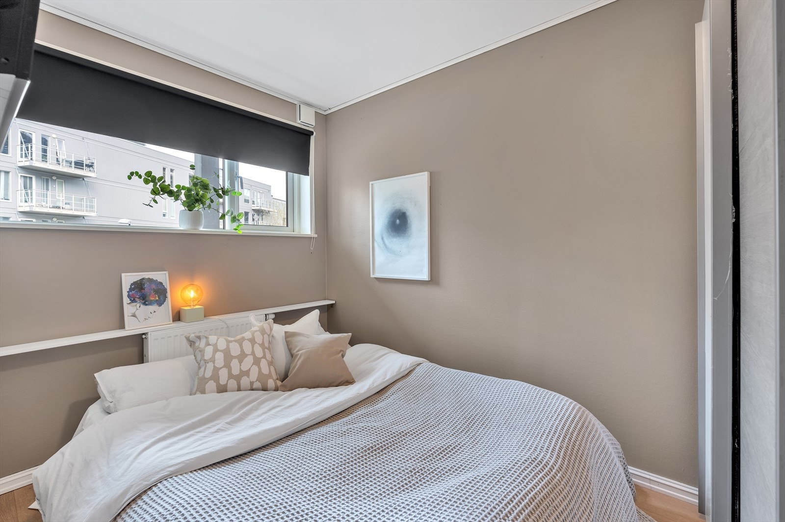 Soverom er også malt i fine farger og har skapplass Galleribilde