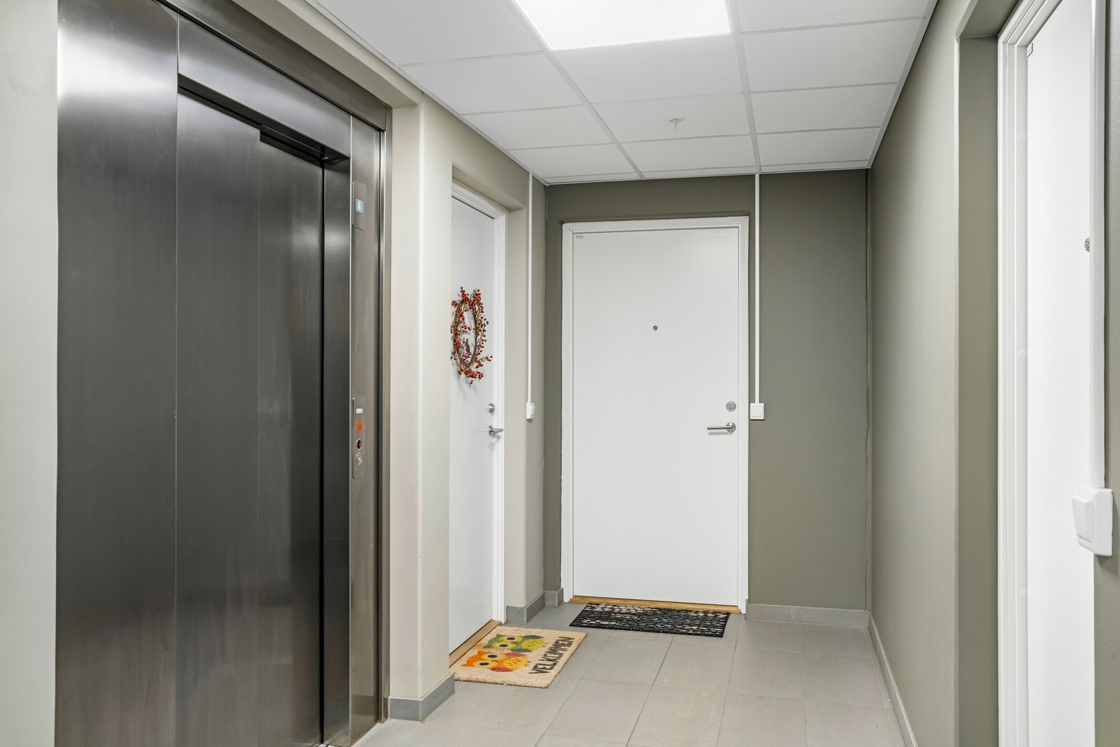 Her har du trappefri adkomst med heis som enkelt tar deg til leiligheten fra garasje Galleribilde