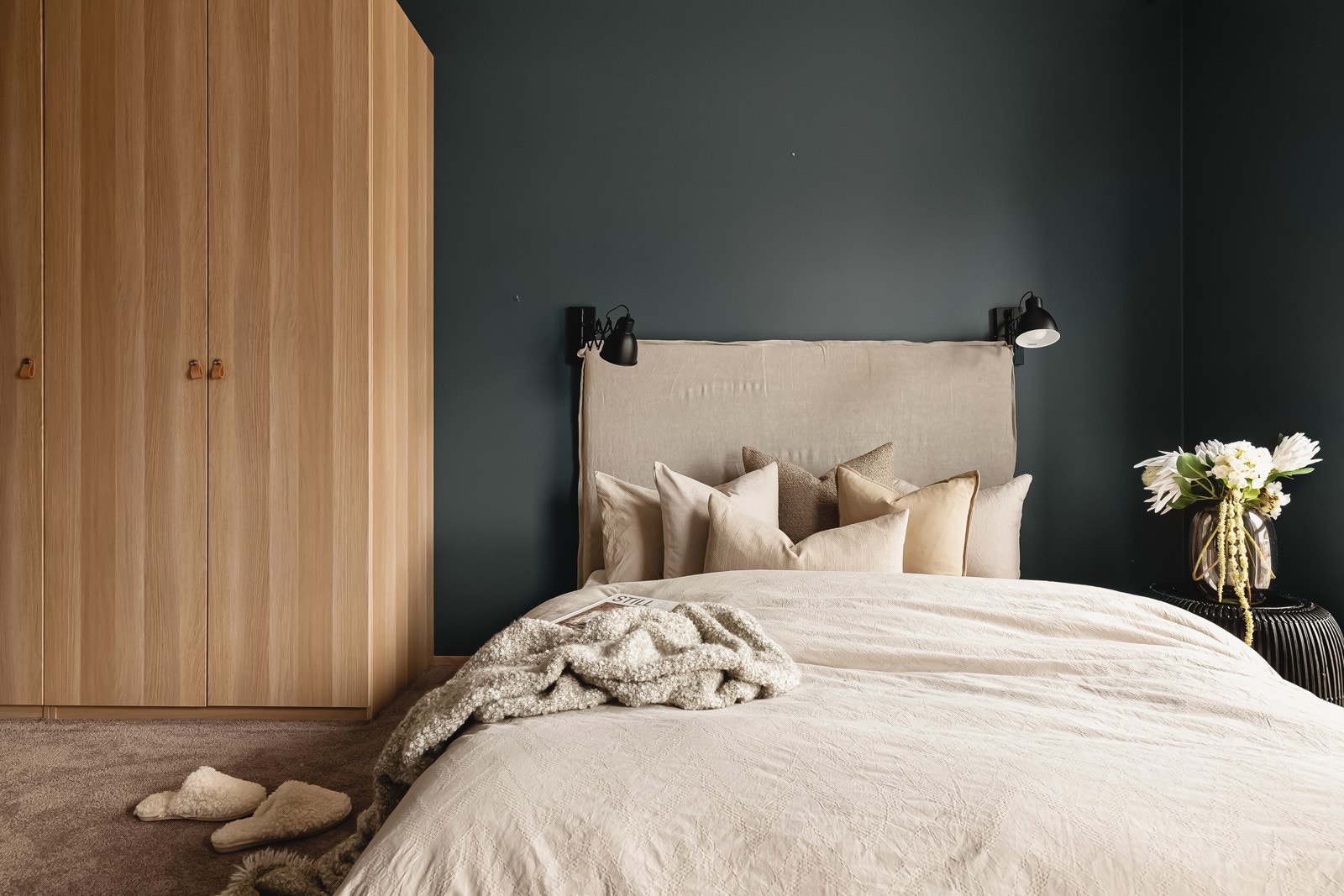 Rommet er utstyrt med god plass til dobbeltseng og garderobeløsning. Galleribilde