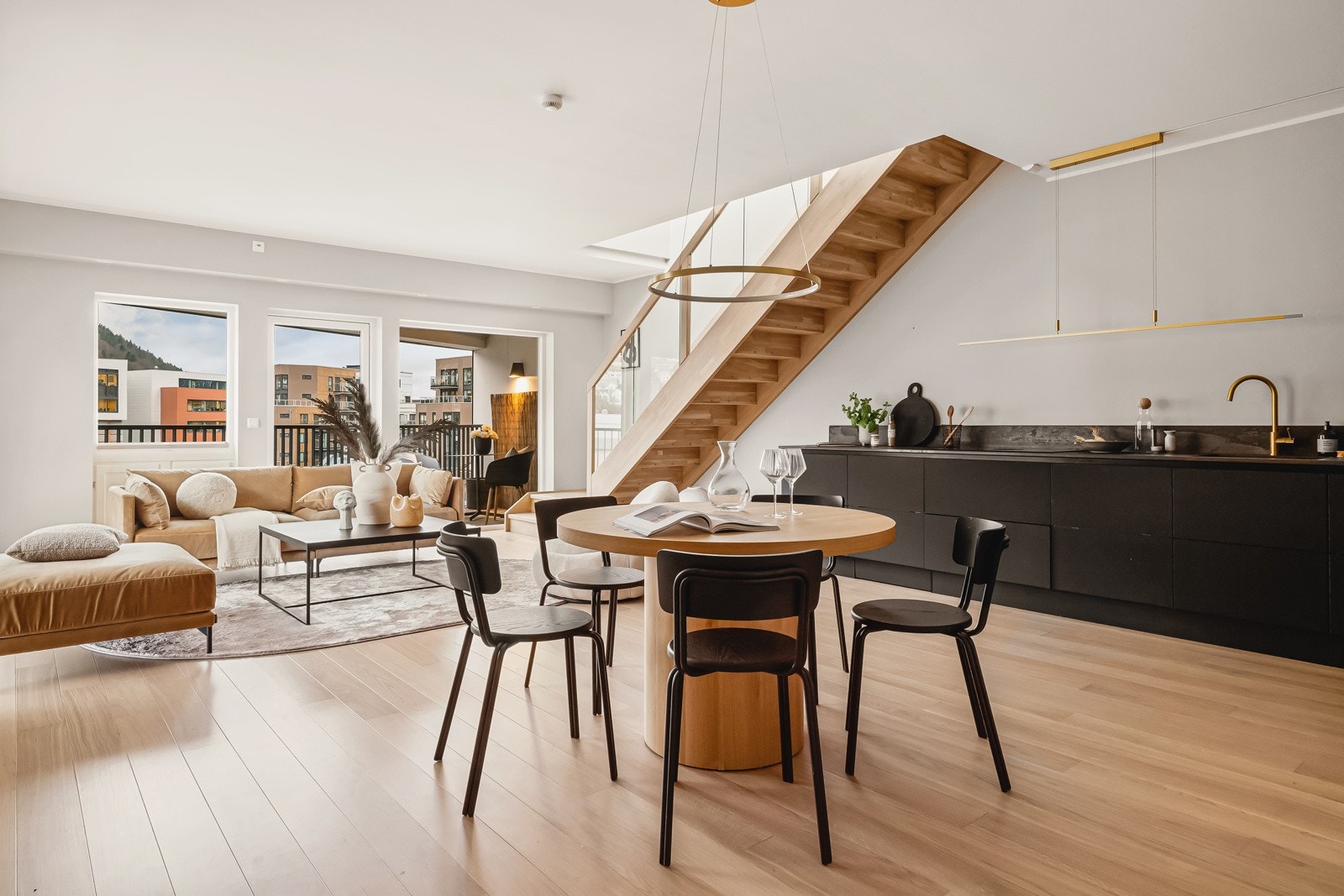 Stue og kjøkken ligger i en åpen løsning og har god plass til både spisestue og sofagruppe. Galleribilde