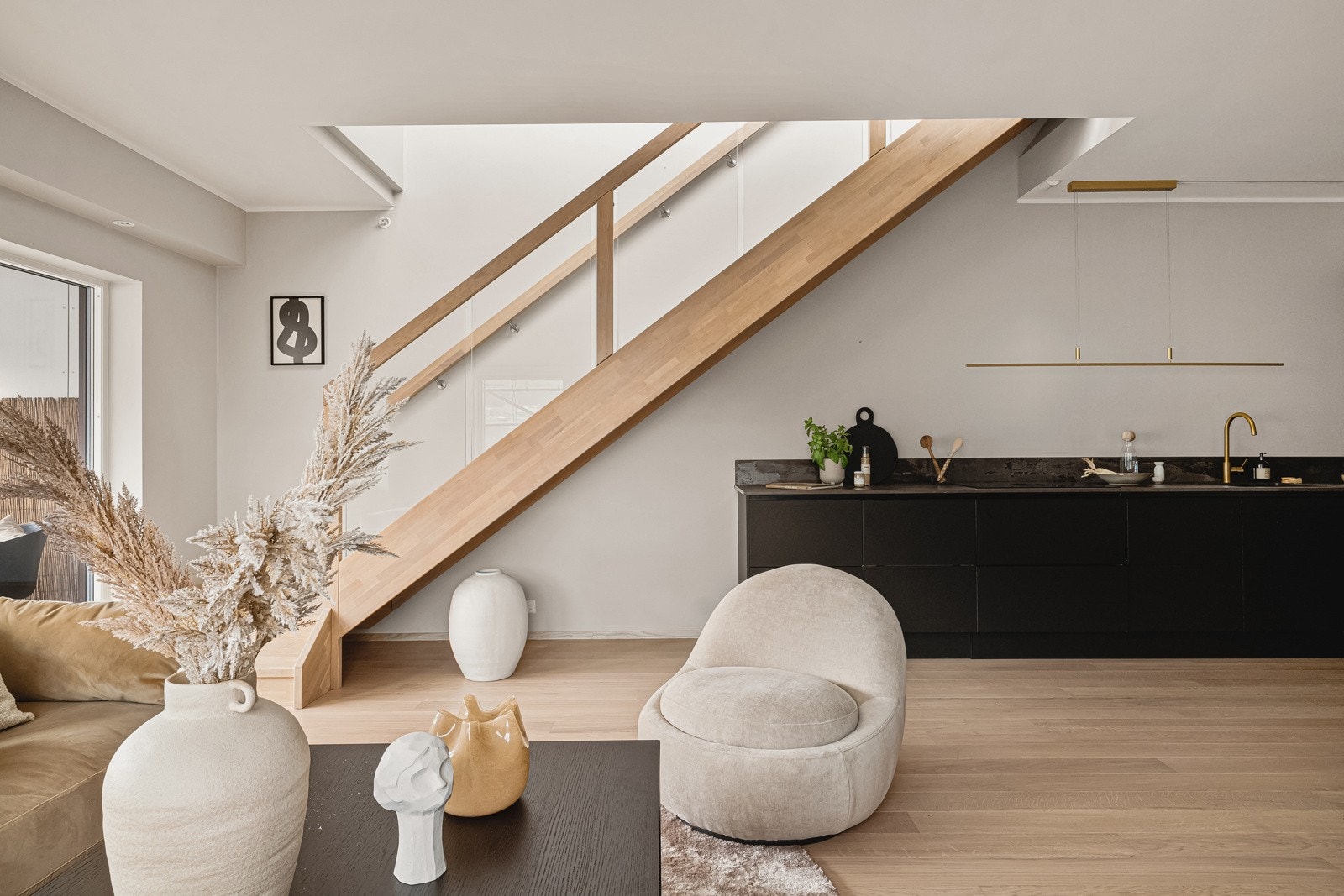 Rommet oppleves som gjennomført, lyst og lett. Det er store vindusflater mot sør og sørvest, så lysinnslippet er upåklagelig. Galleribilde