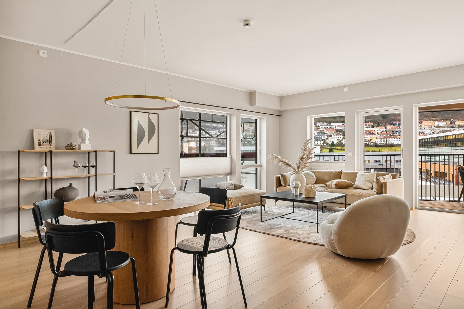 Leiligheten har gjennomgående høy standard og fremstår så godt som ny. Byggeår 2021. Galleribilde