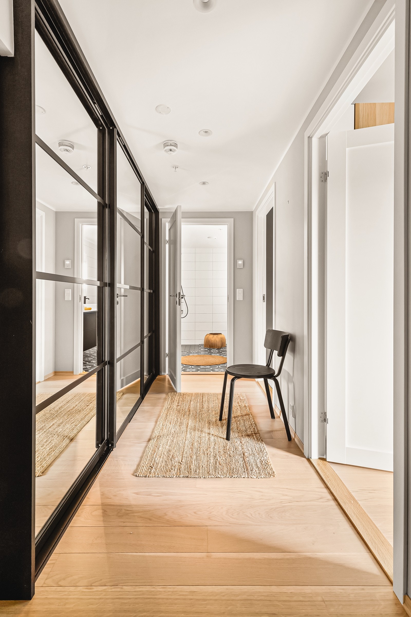 Videre har leiligheten en svært romslig gang med gode garderobeløsninger. Galleribilde