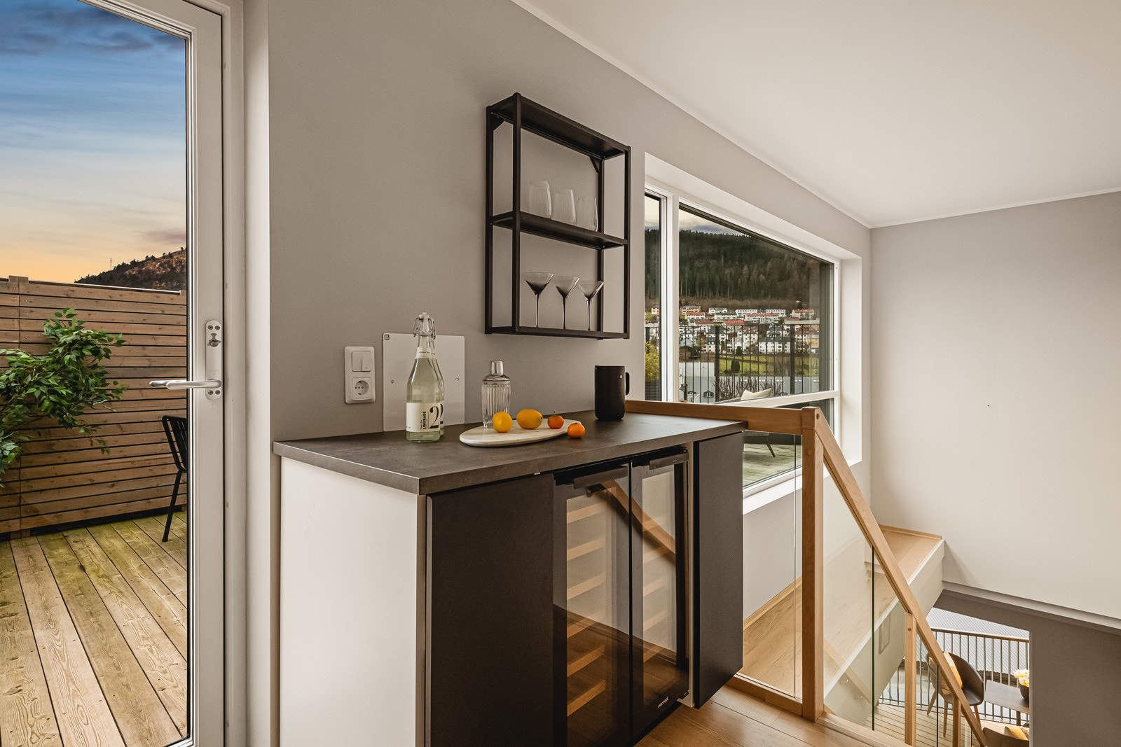 Meget praktisk "kjøkkenløsning" med vinskap. Dette medfølger. Galleribilde