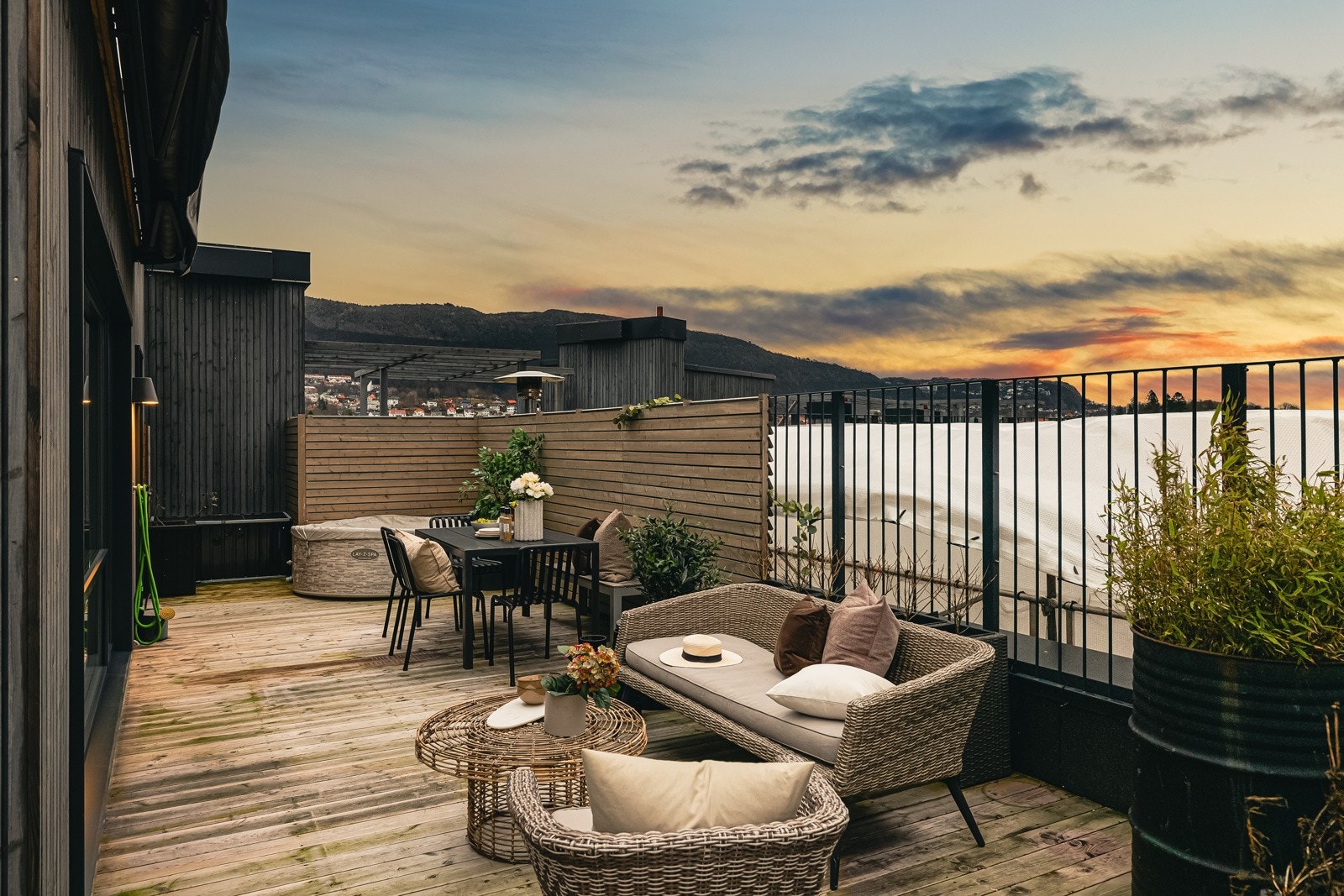 Her er det god plass til flere sittegrupper, boblebad og alt man trenger. Galleribilde