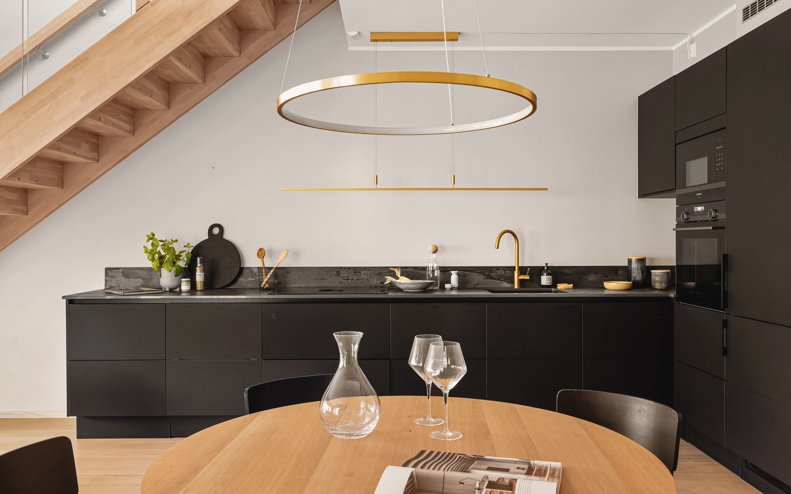 Kjøkkenet har godt med skap- og benkeplass, noe som gjør kjøkkenopplevelsen til en drøm. Galleribilde