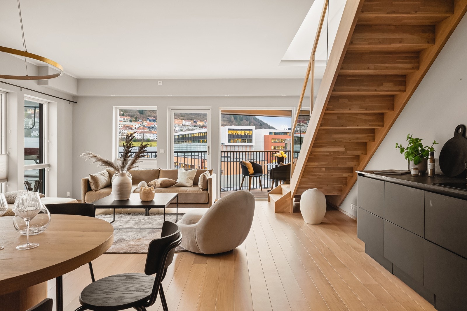 Vannbåren gulvvarme, eiketrapp og kjøkken fra HTH gir et svært eksklusivt preg på leiligheten. Galleribilde