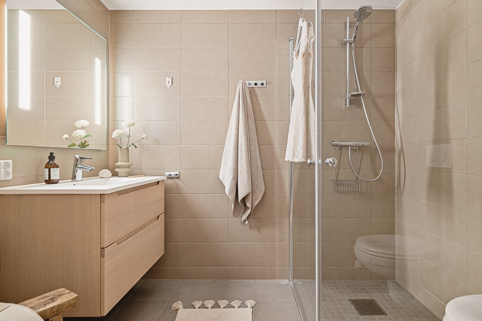 Leiligheten har to romslige bad. Gjestebadet ligger i tilknytning til leilighetens entrè. Galleribilde