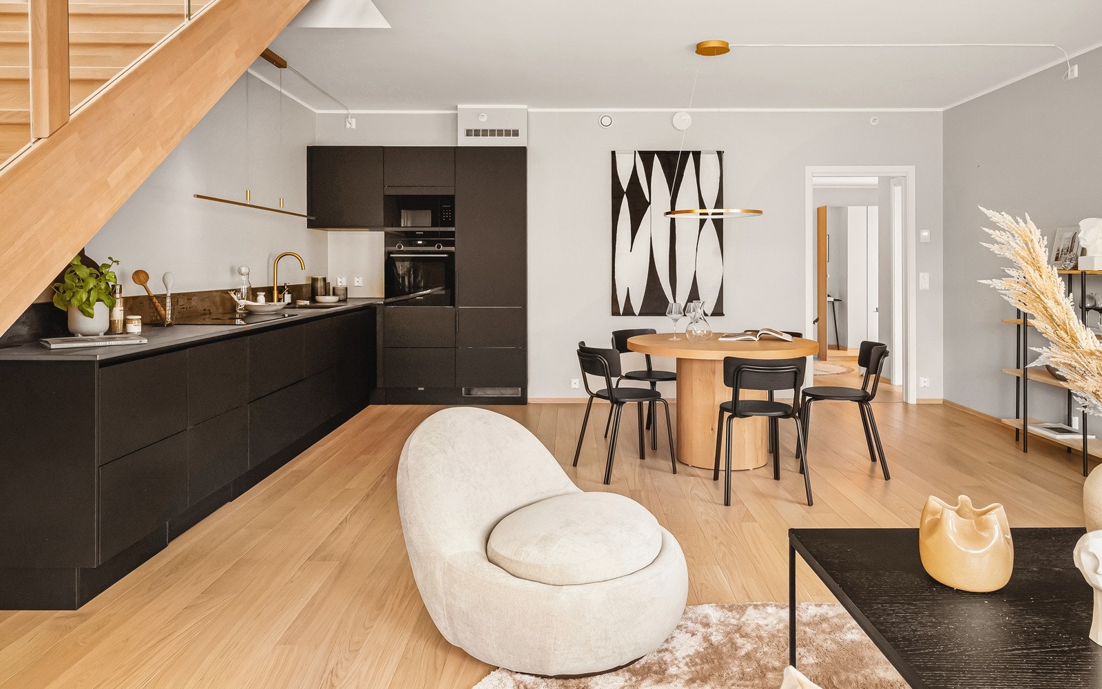 Det er også en skjult, uttrekkbar benkeplate på kjøkkenet. Galleribilde