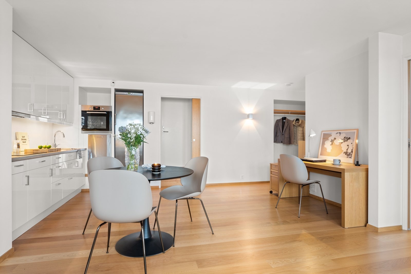 Plassbygd belysning med veggmonterte vegglamper Galleribilde