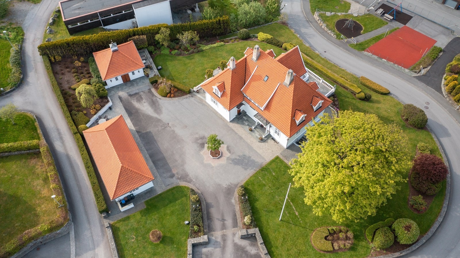 Bebyggelsen på eiendommen er i overkant 600 kvm og er bygget som et tun. Eiendommen er rammet inn av flotte murer og vakker beplantning Galleribilde