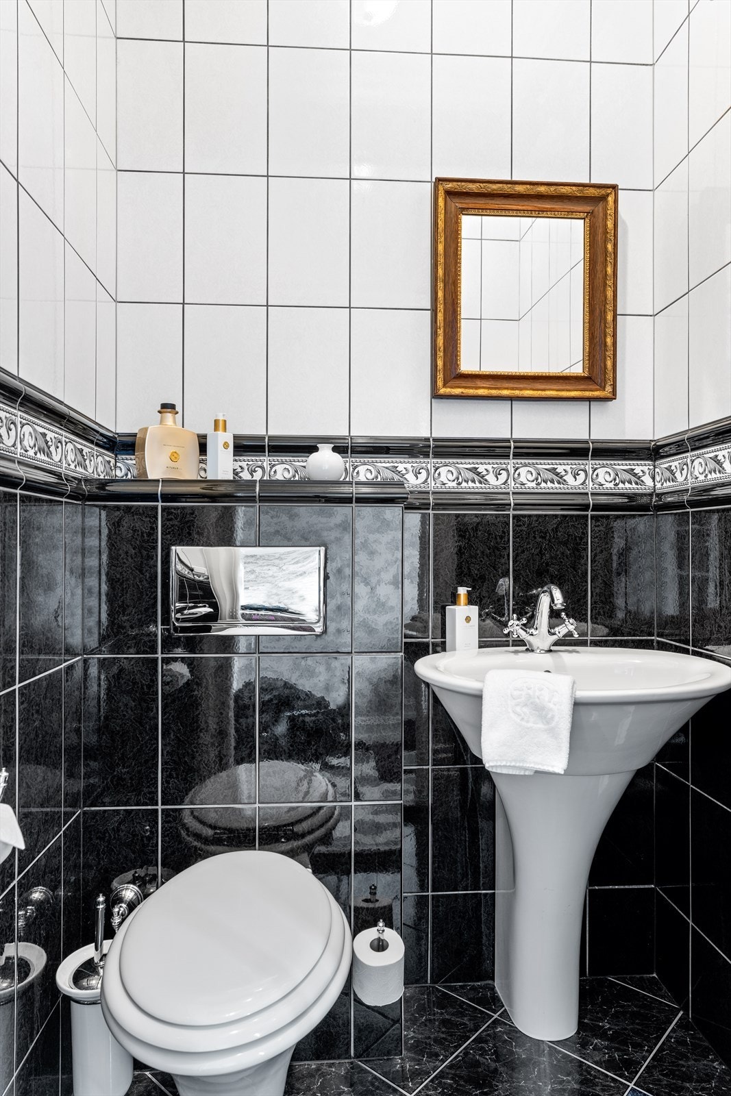 Fra yttergangen er det adkomst til eget gjestetoalett med fliser på vegger og gulv. Flott søylevask og WC fra Hatria Galleribilde