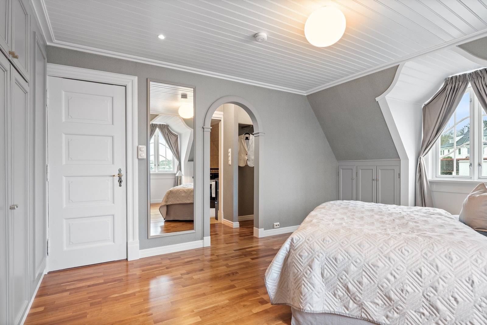 Stort og romslig hovedsoverom med adkomst via garderoberom inn til eget bad Galleribilde
