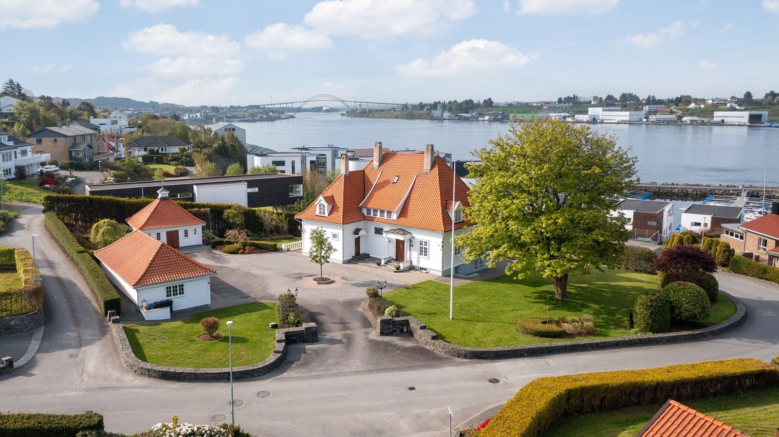En stor og særdeles velholdt villaeiendom- Fullstendig renovert utvendig og innvendig Galleribilde