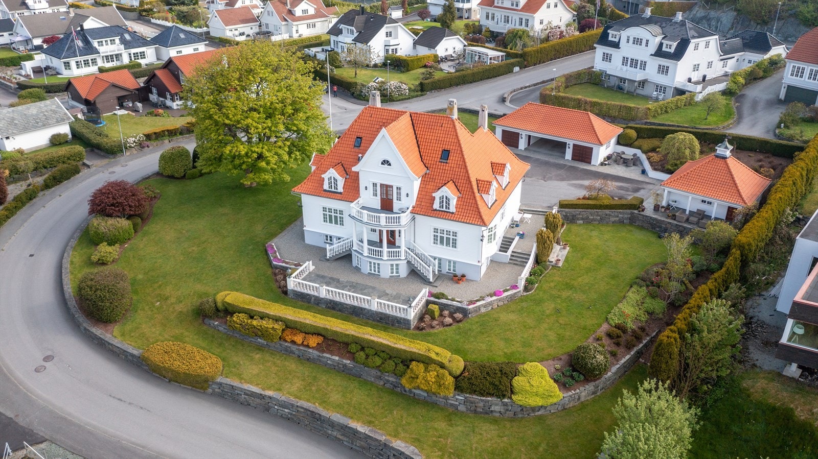 Tomten er opparbeidet og meget godt vedlikeholdt av profesjonelle anleggsgartenere Galleribilde