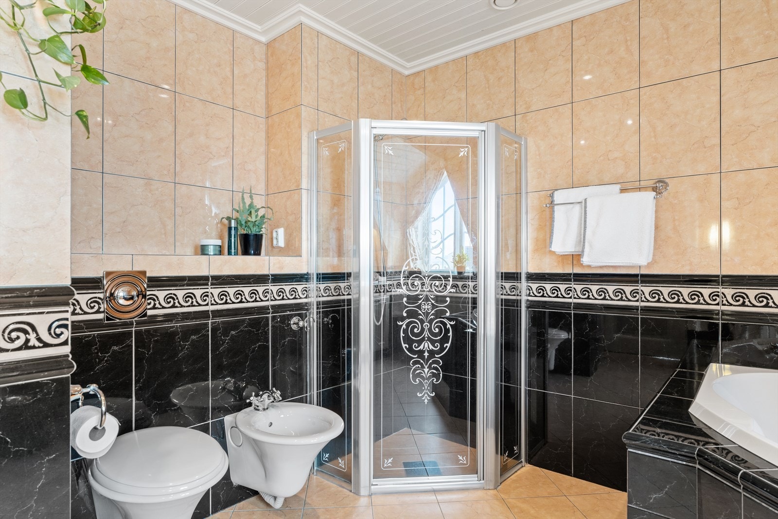 Badet har alle fasiliteter som wc, bidé, dusj og stort massasjekar fra Hurricane Galleribilde