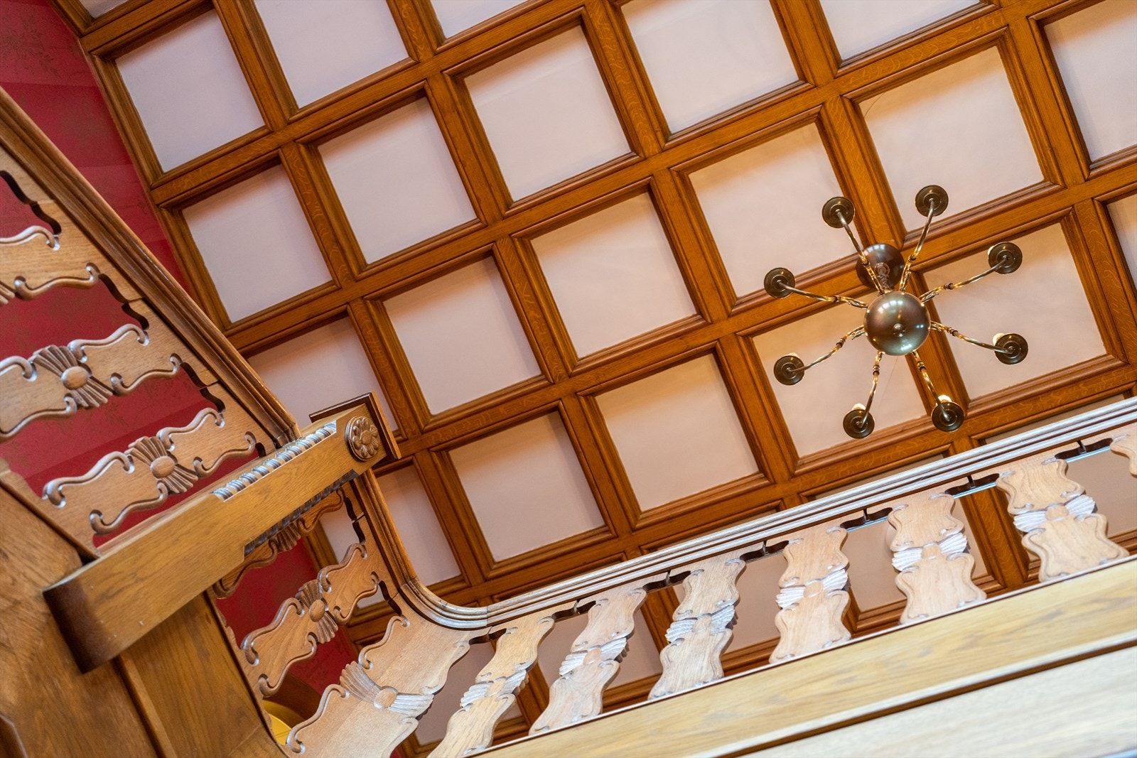 Takhimling øverst i hall/galleri har flotte detaljer i heltre eik Galleribilde
