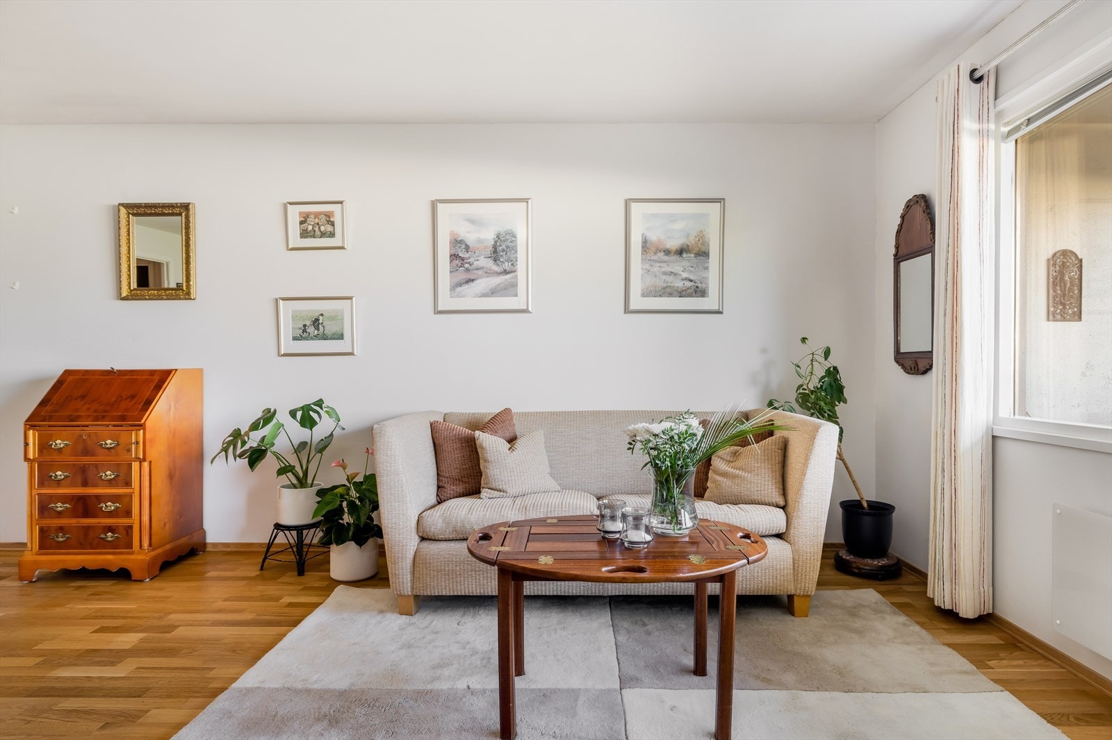 Leiligheten har hovedsakelig parkett på gulv, og ellers malte overflater. Galleribilde