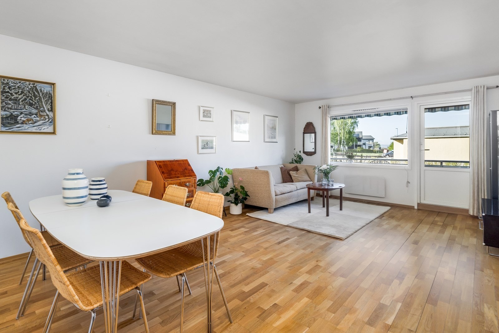 Boligen fremstår som en lys og lettstelt 2-roms, beliggende i 1. etg med enkel adkomst. Galleribilde