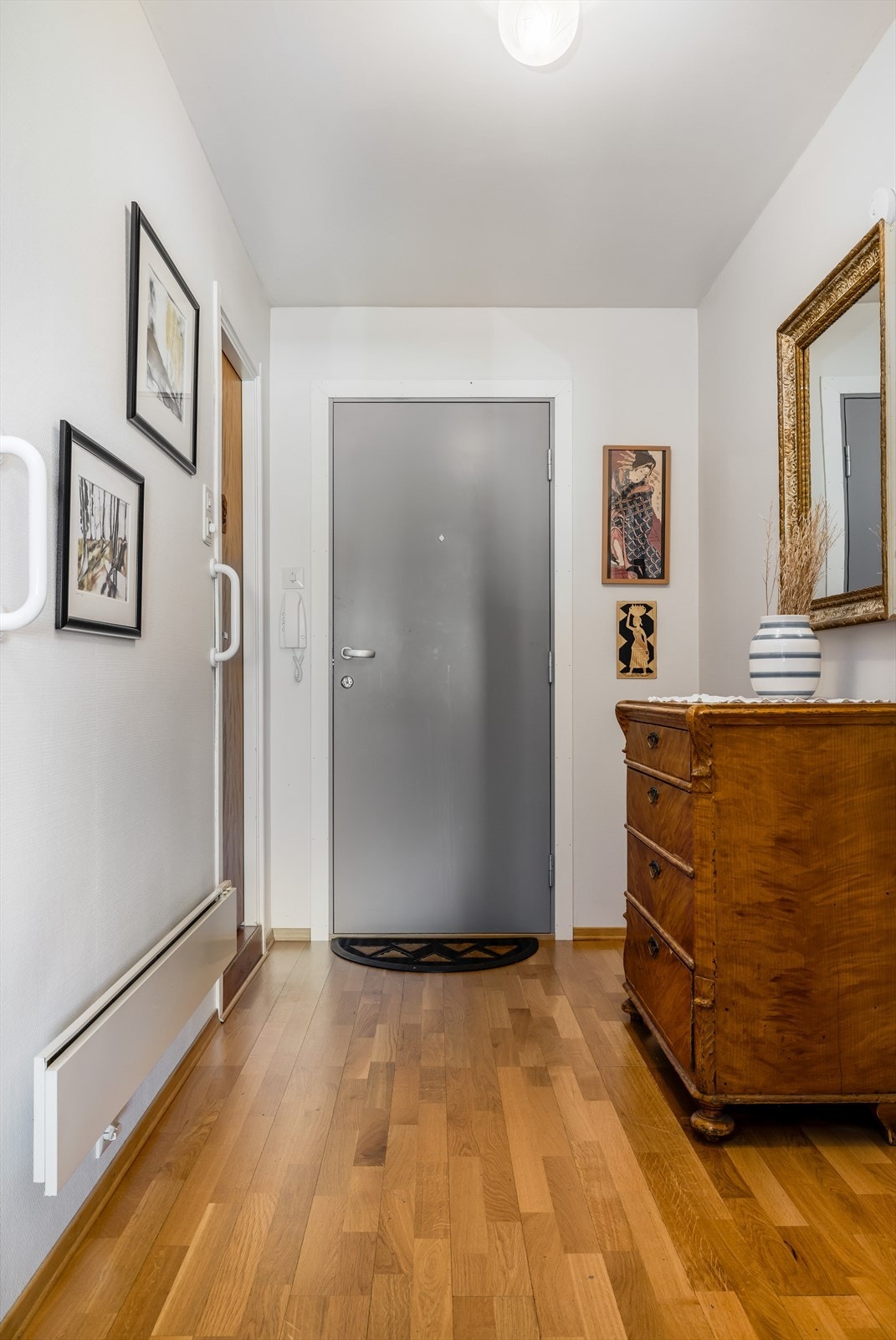 Hyggelig entre som ønsker velkommen inn, hvor det er plass til sko og yttertøy. Galleribilde