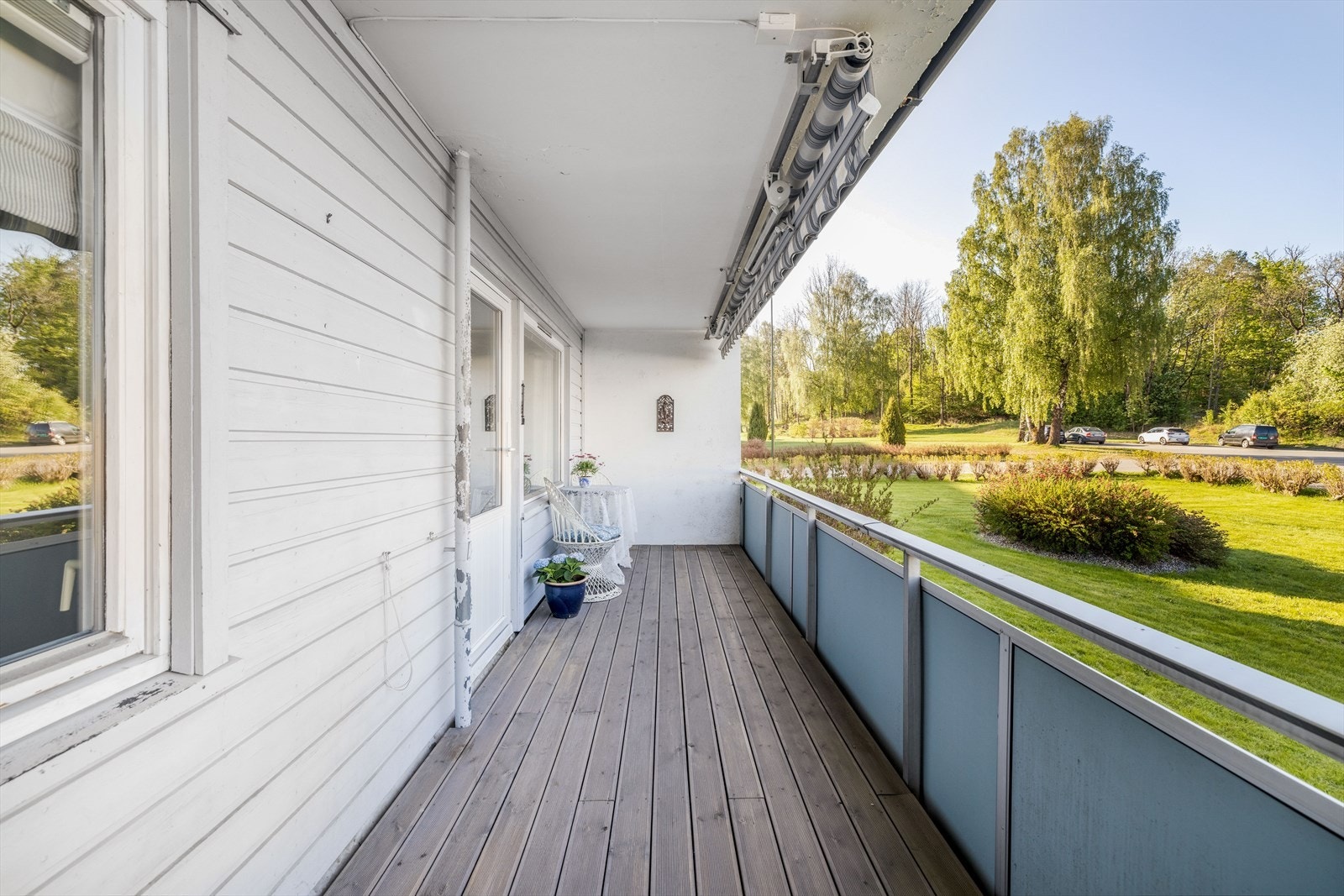 Fra stuen er det utgang til en koselig veranda med plass til utemøbler. Verandaen ligger fint til med, med utsyn over grønne fellesarealer. Galleribilde
