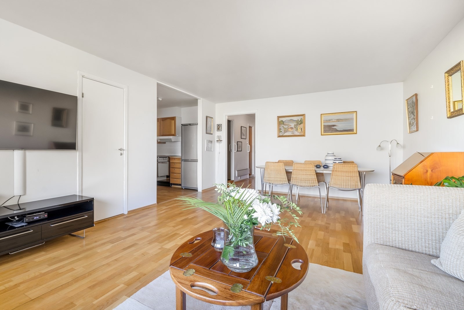 Lys og fin stue med god plass til sofa og spisebord. Galleribilde