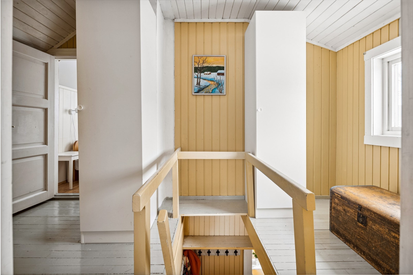 2. etasje med trappeoppgang midt i etasjen. Originalt tregulv som er malt og smal trepanel på vegger og tak. Galleribilde