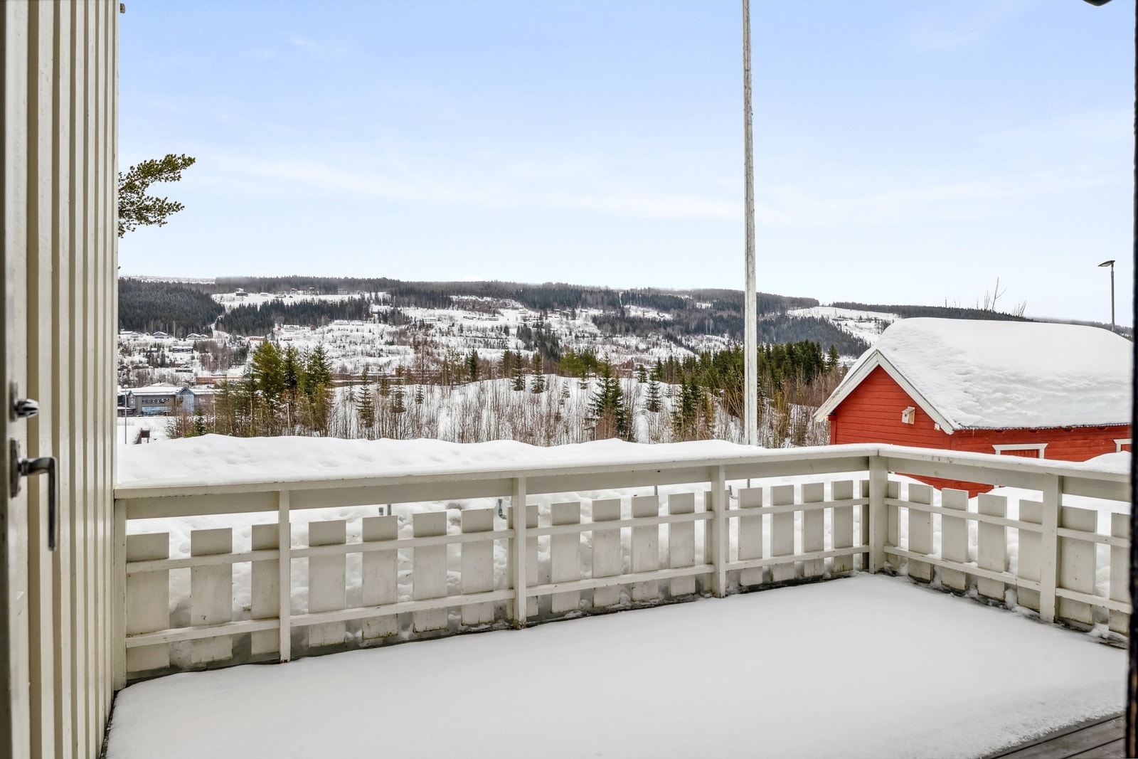 Veranda utenfor stua med flott utsikt østover Galleribilde