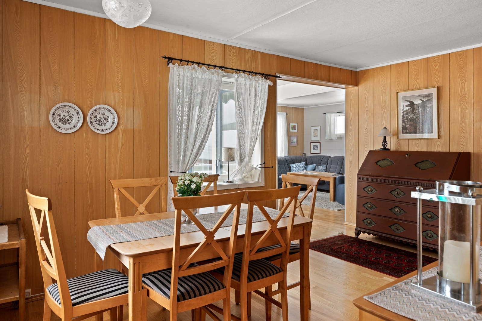 Spisestue med dels åpen løsning inn til stua Galleribilde