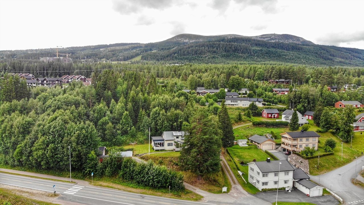 Boligen ligger midt i mellom fjellet og sentrum, i gangavstand til alt! Friområder mot sør og vest. Galleribilde
